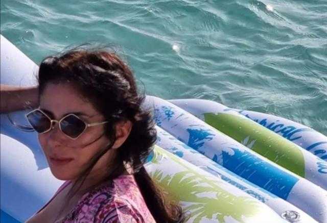 شاهد.. منى زكي تستمتع بعطلتها الصيفية على البحر