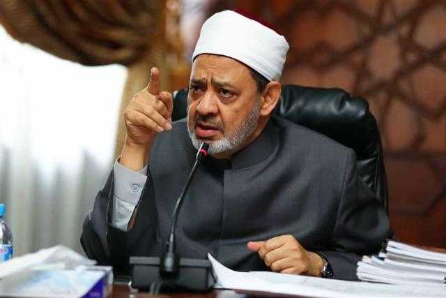 الإمام الأكبر يحذِّر: الأزهر ليس مسؤولًا عن فتاوى الأفراد.. وينتقد «إعلام التريند»