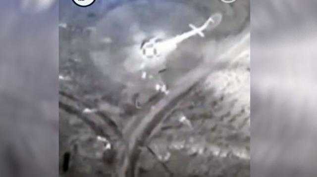 دُمرت بالكامل.. لحظة انفجار مروحية روسية بأوكرانيا  «فيديو»