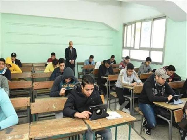 طلاب يؤدون الامتحان - صورة أرشيفية