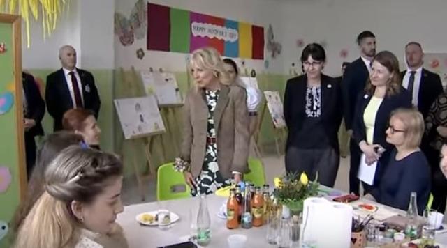 جيل بايدن تلتقي باللاجئين الأوكرانيين في سلوفاكيا «فيديو»