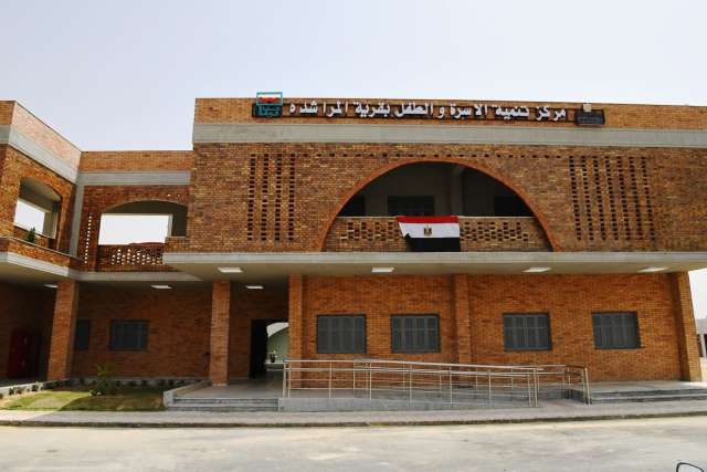 واجهة مركز تنمية الأسرة والطفل بقرية المراشدة في قنا