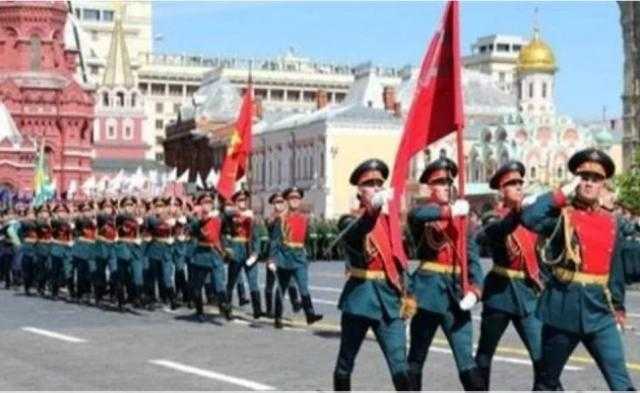 وصول الرئيس بوتين إلى الساحة الحمراء للمشاركة في احتفالات عيد النصر