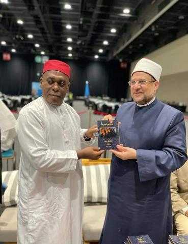 وزير الأوقاف يهدي كتابه ”الجاهلية والصحوة” لأكثر من مائة عالم ومفكر