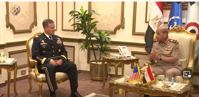 لتعزيز التعاون العسكري .. وزير الدفاع يلتقي قائد القيادة المركزية الأمريكية «فيديو»