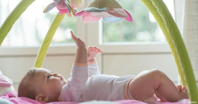 إليكِ.. الطريقة الصحيحة للتواصل مع الرضيع ولفت انتباهه 