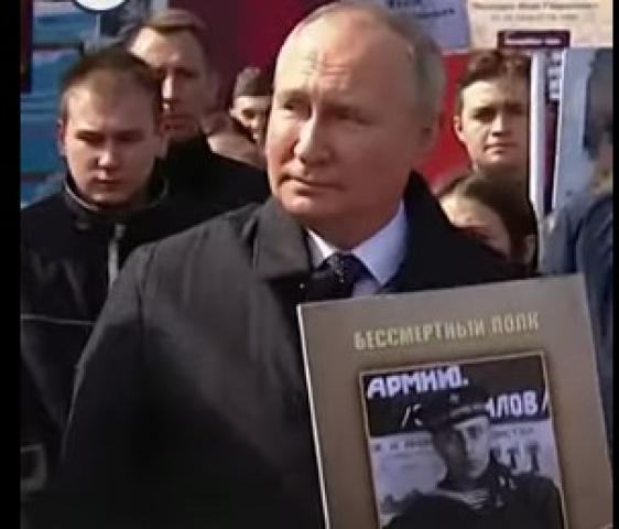 شاهد.. بوتين يحمل صورة والده خلال مسيرة الفوج الخالد باحتفال يوم النصر