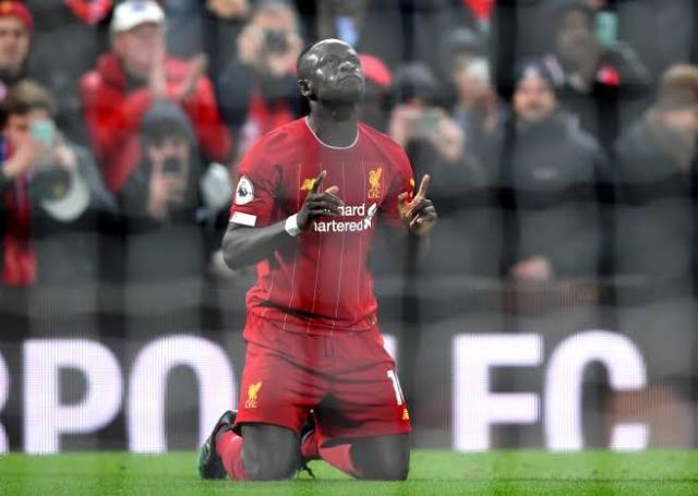 ليفربول يفوز على أستون فيلا ويستمر في الصراع على صدارة الدوري الإنجليزي