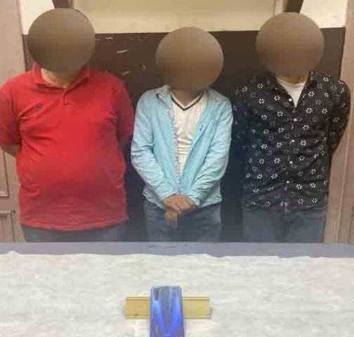 ضبط 3 أشخاص بالقاهرة لقيامهم بسرقة حقيبة يد إحدى السيدات بأسلوب ”الخطف”