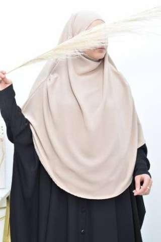 فتاة ترتدي الحجاب 