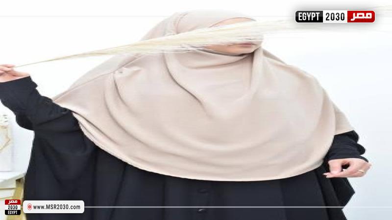 فتاة ترتدي الحجاب 