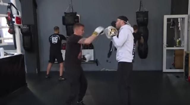 أوكرانيون يلجئون لقاعات الملاكمة للتخلص من الضغط النفسي.. فيديو