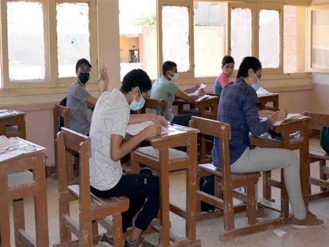طلاب يؤدون الامتحانات 