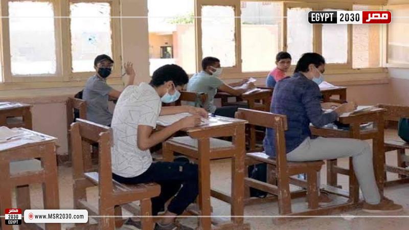 طلاب يؤدون الامتحانات 