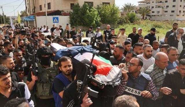 شاهد.. آلاف الفلسطينيين يشيعون جثمان شيرين أبو عاقلة