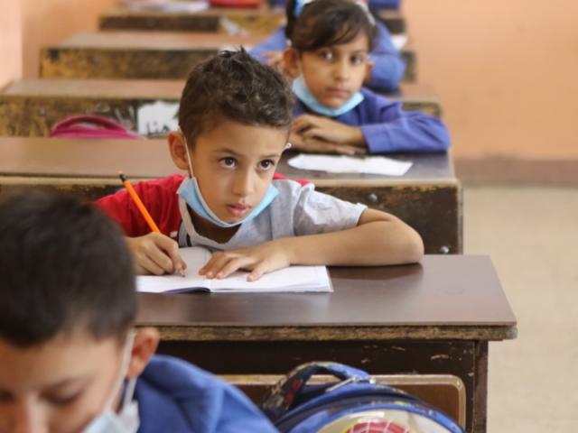 طلاب يؤدون الامتحان 