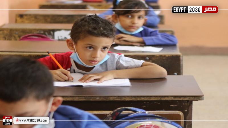 طلاب يؤدون الامتحان