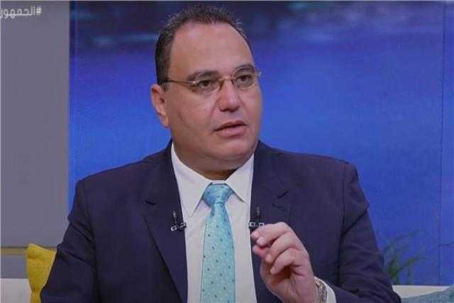 استشاري نفسي يحذر من الإفراط في استخدام الإنترنت.. فيديو