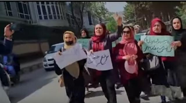 أفغانيات يتظاهرن ضد قرار طالبان بفرض ارتداء البرقع عليهن.. فيديو