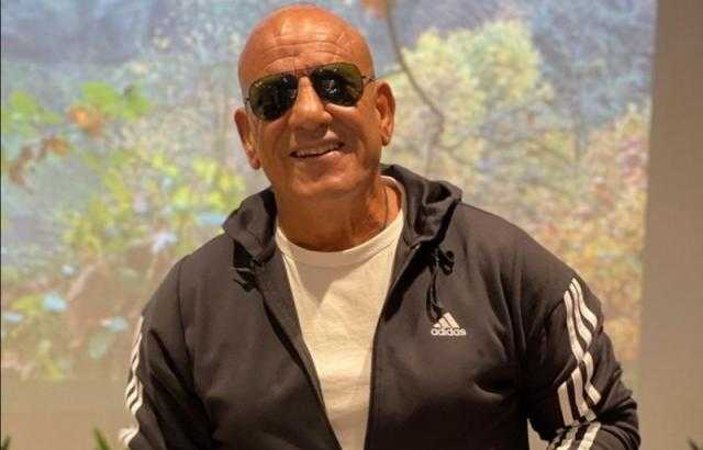شاهد .. محمد لطفي بصحبة فريق عمل «عمهم»