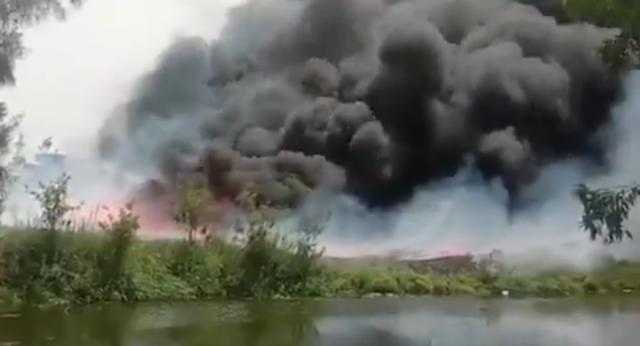 حريق يلتهم مصنع للإسفنج في مركز كفر صقر بالشرقية