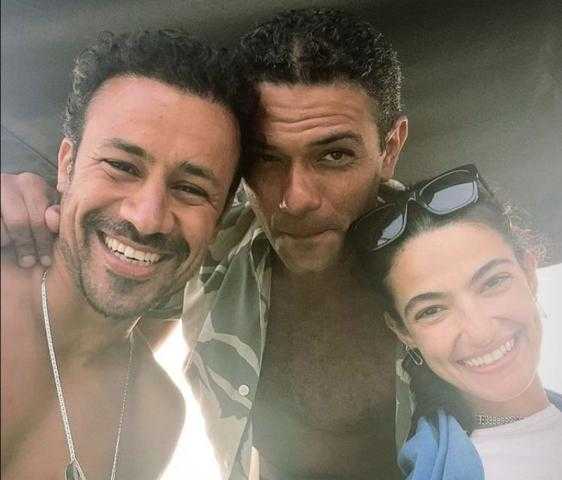 آسر ياسين يستمتع بعطلته برفقة أحمد داوود وتارا عماد «صور»