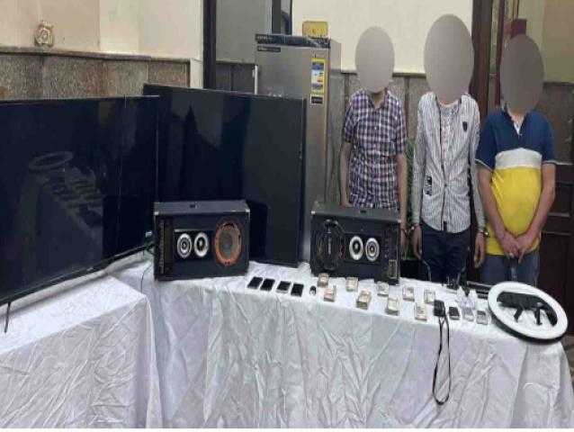 ضبط 3 متهمين سرقوا متعلقات من داخل سيارة في السيدة زينب