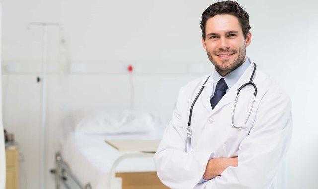 هل يتجه أطباء مصريون للعمل بإيطاليا؟.. مسؤول يجيب