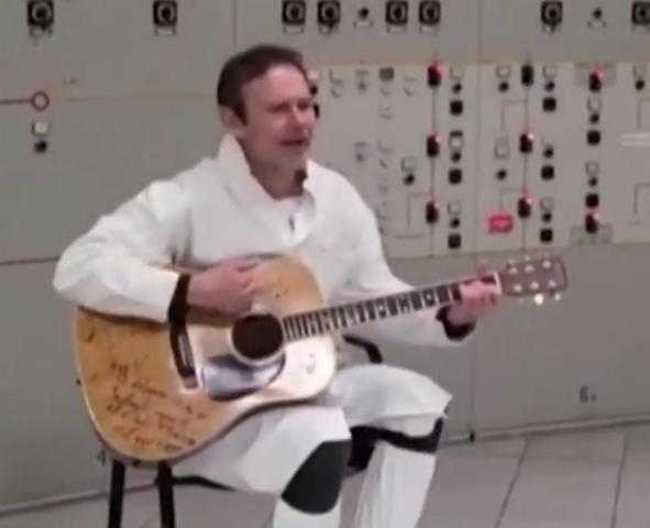 بعيدًا عن أصوات الرصاص.. شاهد: أوكراني يقدم عرضًا موسيقيًا لعمال داخل محطة تشيرنوبل النووية