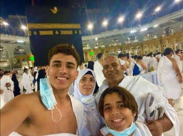 شاهد.. محمد لطفي يؤدي مناسك العمرة برفقة عائلته