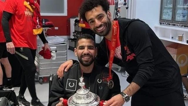في لفتة انسانية.. محمد صلاح يحتفل بكأس الاتحاد الإنجليزي مع مؤمن زكريا