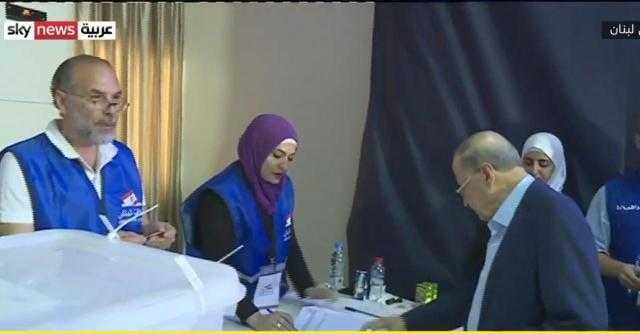 شاهد.. لحظة إدلاء الرئيس اللبناني بصوته في الانتخابات النيابية