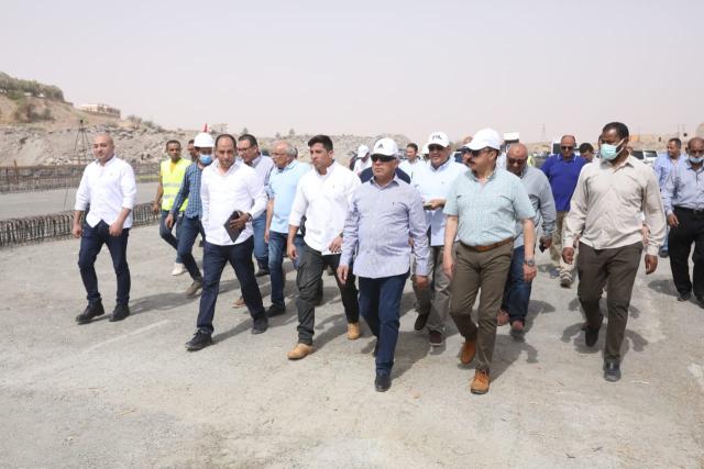 وزير النقل يتفقد مشروع تطوير طريق الصعيد