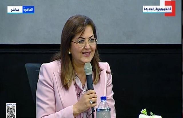 وزيرة التخطيط تبشر العاملين بالقطاع الخاص