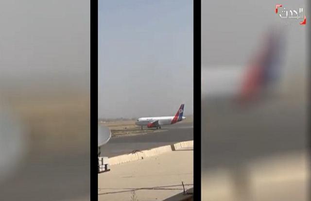 انطلاق أول رحلة تجارية من مطار صنعاء إلى عمان بعد سريان الهدنة «فيديو»