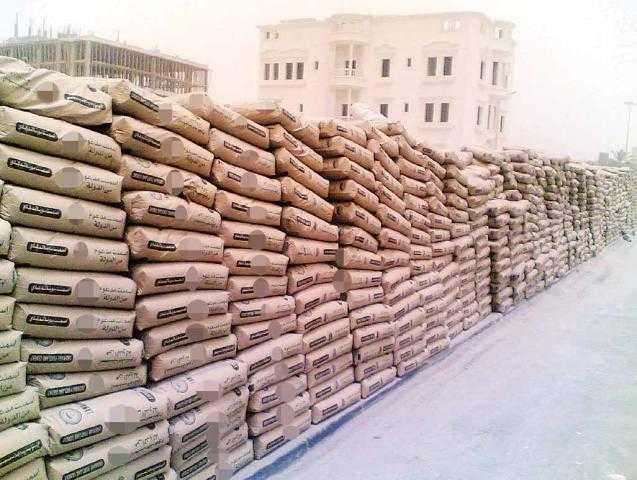 مالك مستودع يحجب 20 طن أسمنت لبيعها بالسوق السوداء في المنوفية