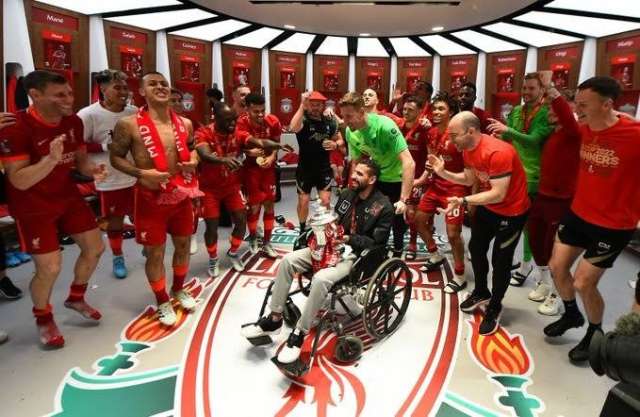 احتفال مؤمن زكريا مع لاعبي ليفربول