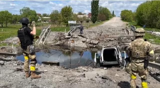 شاهد.. إجلاء المحاصرين في مصنع آزوفستال الأوكراني