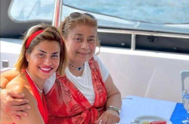 شاهد.. رسالة حب وتقدير من منة فضالي لوالدتها