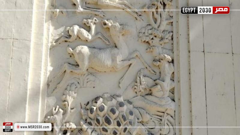 النحت البارز علي الباب الرئيسي لحديقة الحيوان بالجيزه  