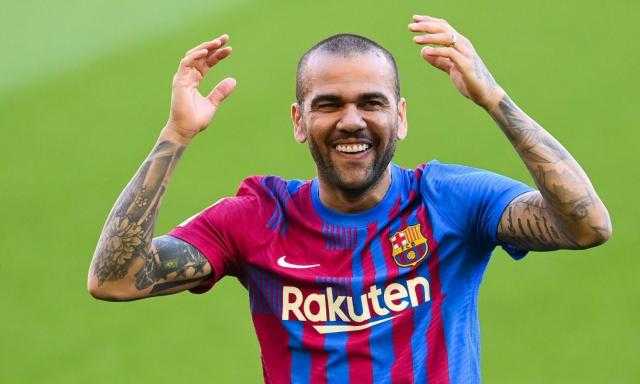 داني ألفيش في برشلونة لموسم آخر