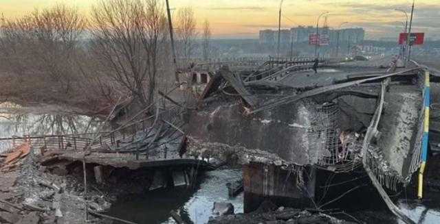شاهد .. لحظة تفجير الجيش الأوكراني جسرًا لمنع عبور الروس
