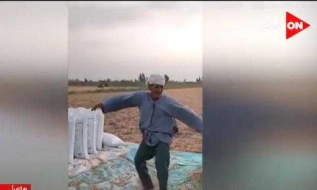 شاهد.. أشهر فلاح في مصر يكشف سبب رقصه للقمح