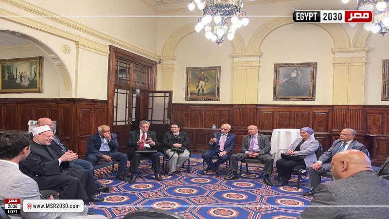 مفتي الجمهورية أثناء لقاءه بأعضاء من الجالية المصرية في بريطانيا