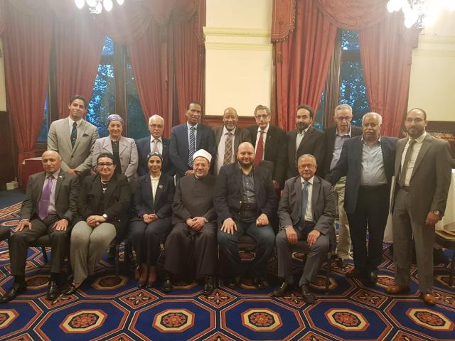 مفتي الجمهورية أثناء لقاءه برموز الجالية المصرية في بريطانيا 