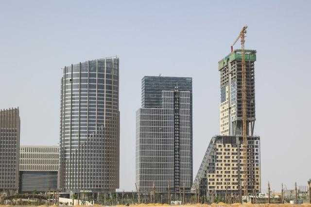 الإسكان: «الانتهاء من الهياكل الرئيسية للأبراج بمنطقة الأعمال المركزية بالعاصمة الإدارية»