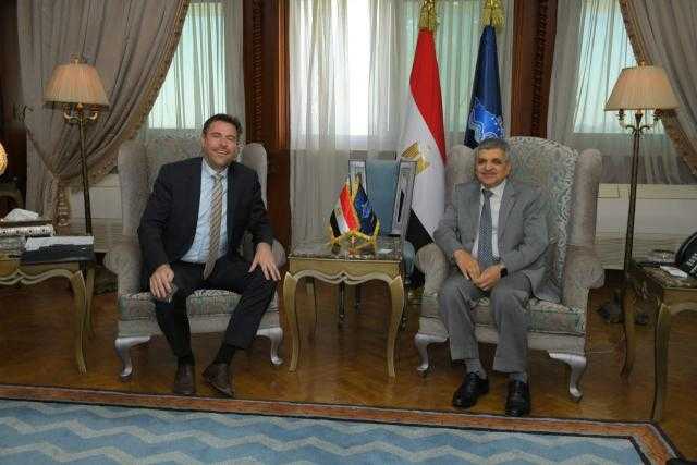 قناة السويس تبحث سبل التعاون المشترك مع رئيس تطوير الأعمال بالشرق الأوسط