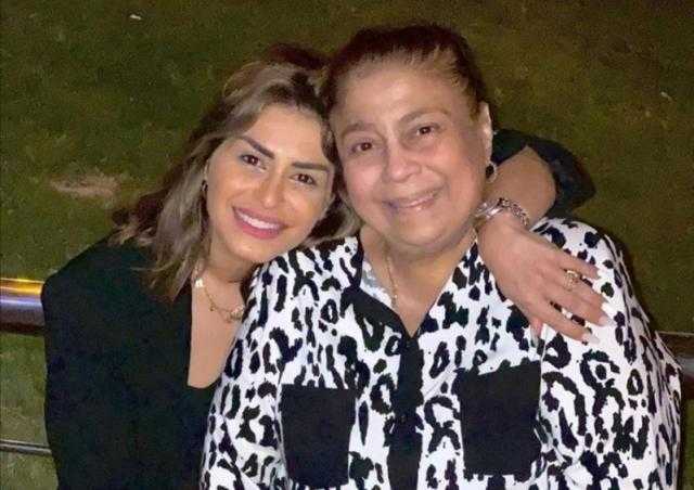 والدة منة فضالي تدعم ابنتها في العرض الأول لـ  «فارس» رغم أزمتها الصحية