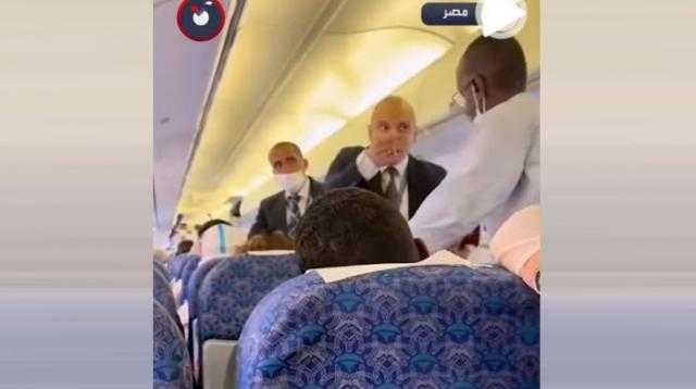 «لو جه أبوك مش هقوم».. مسافرة توبخ مضيف مصري داخل طائرة - فيديو