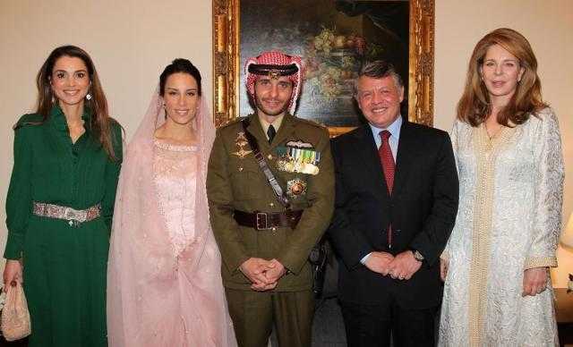 الملك عبدالله يأمر بتقييد اتصالات وإقامة أخيه حمزة.. ويصفه بـ”الأمير الهدام”